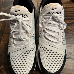 Women’s size 10, Nike air max 270